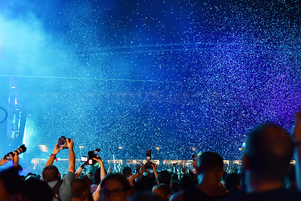 T-Shirt and Confetti Cannons